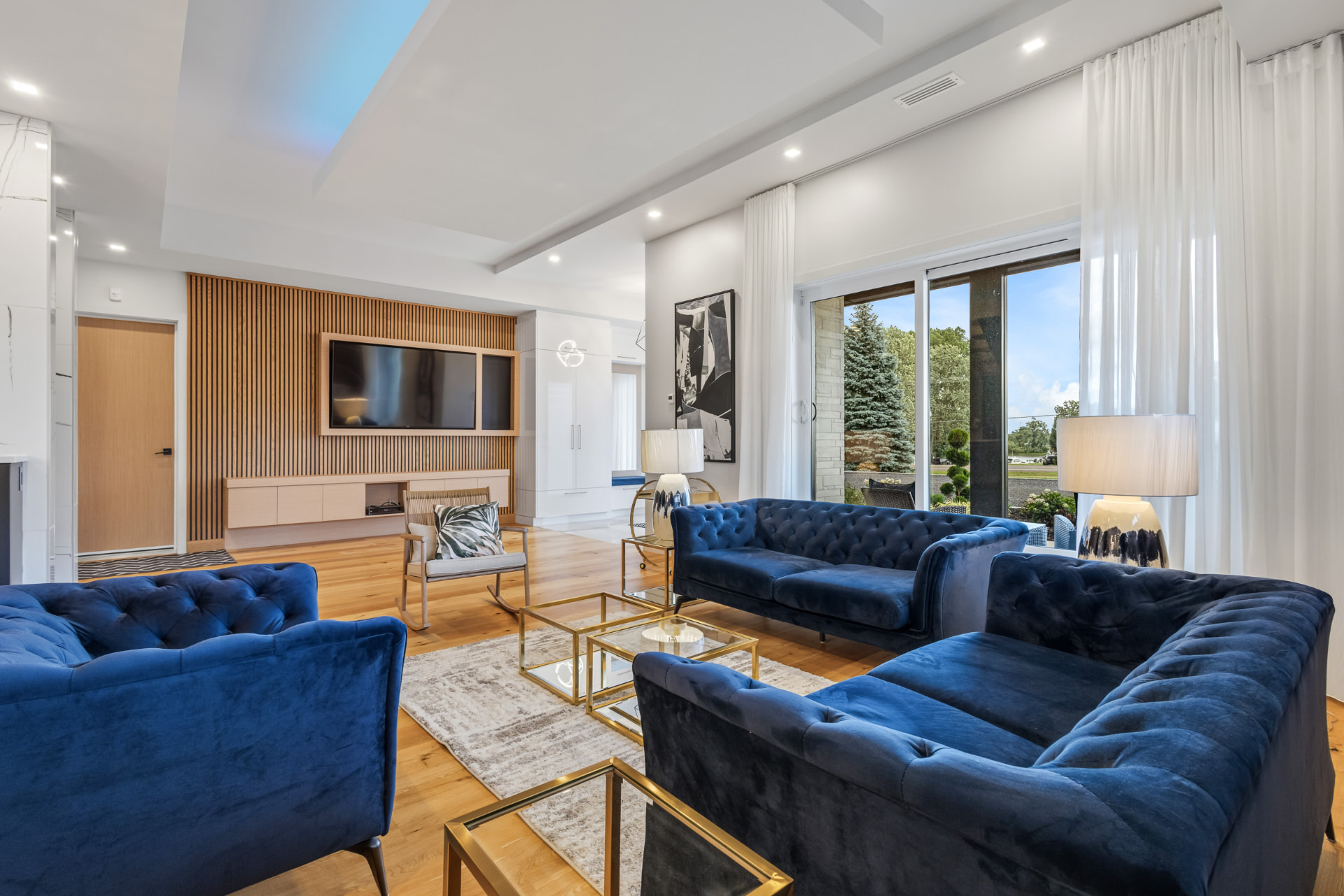 Salon principal, mobilier velours bleu et bois de chêne