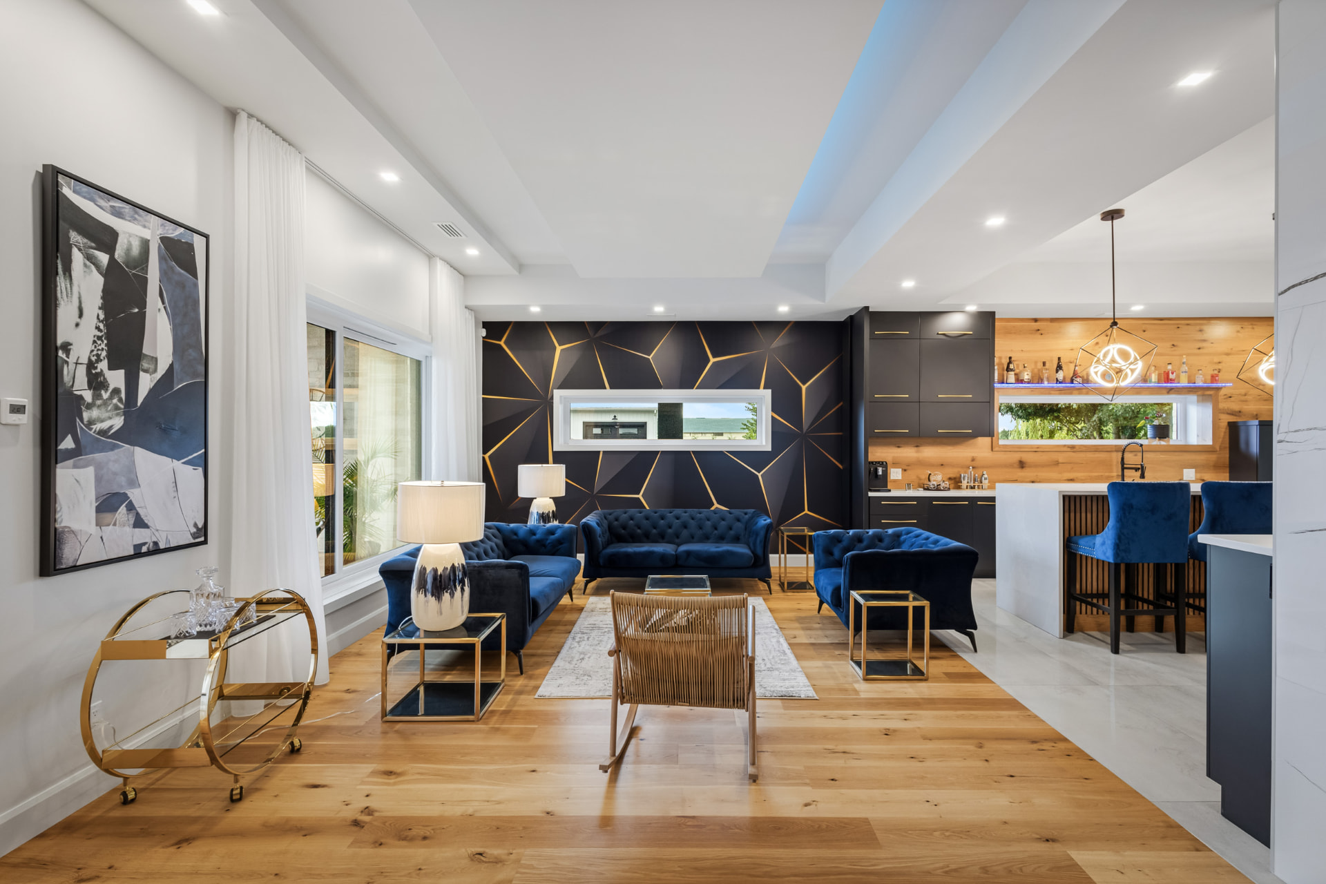 Salon de la Villa Océane avec mur d’accent marine et laiton, mobilier velours bleu