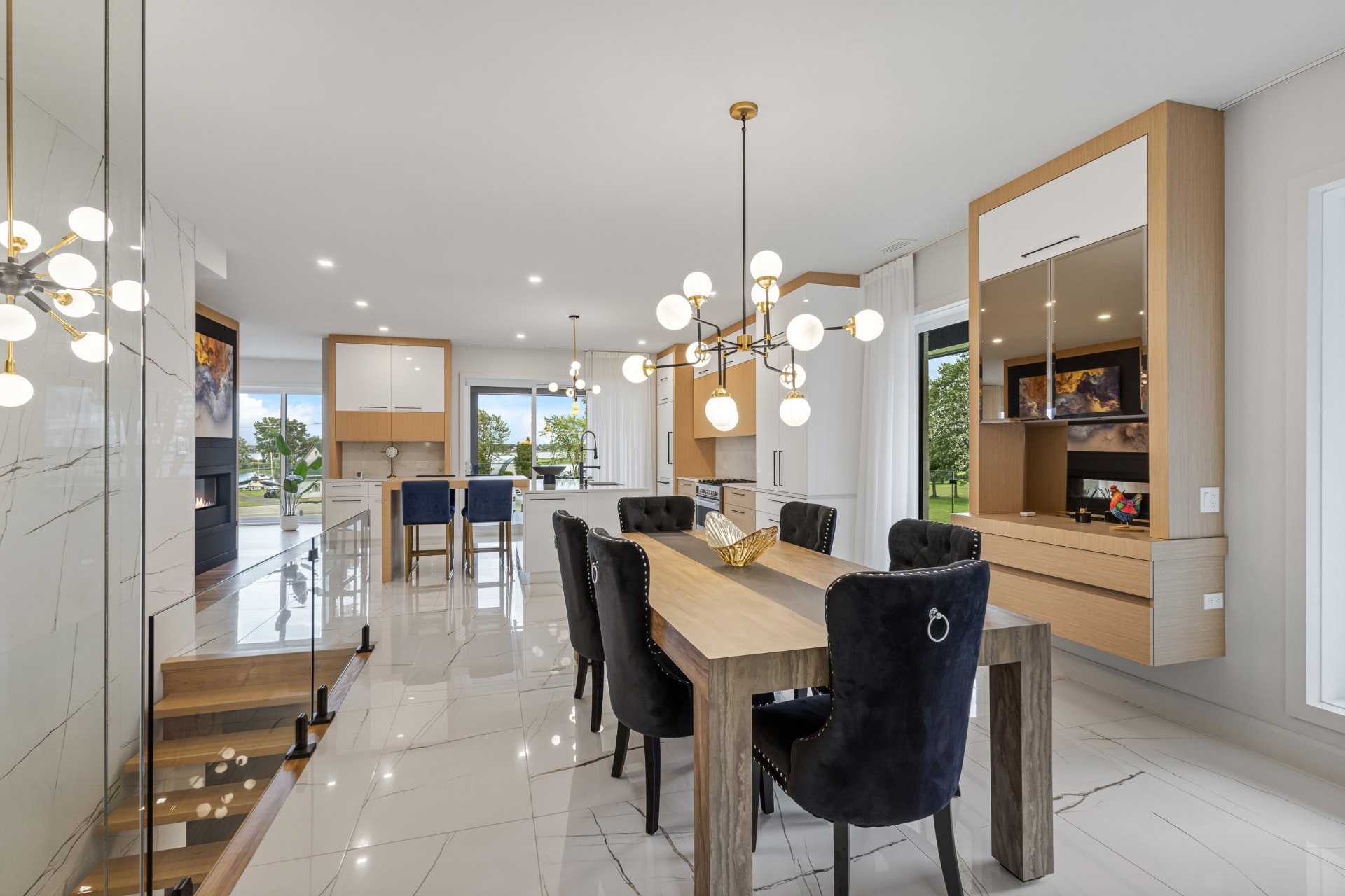 Salle à manger ouverte sur la cuisine et vue sur la marina