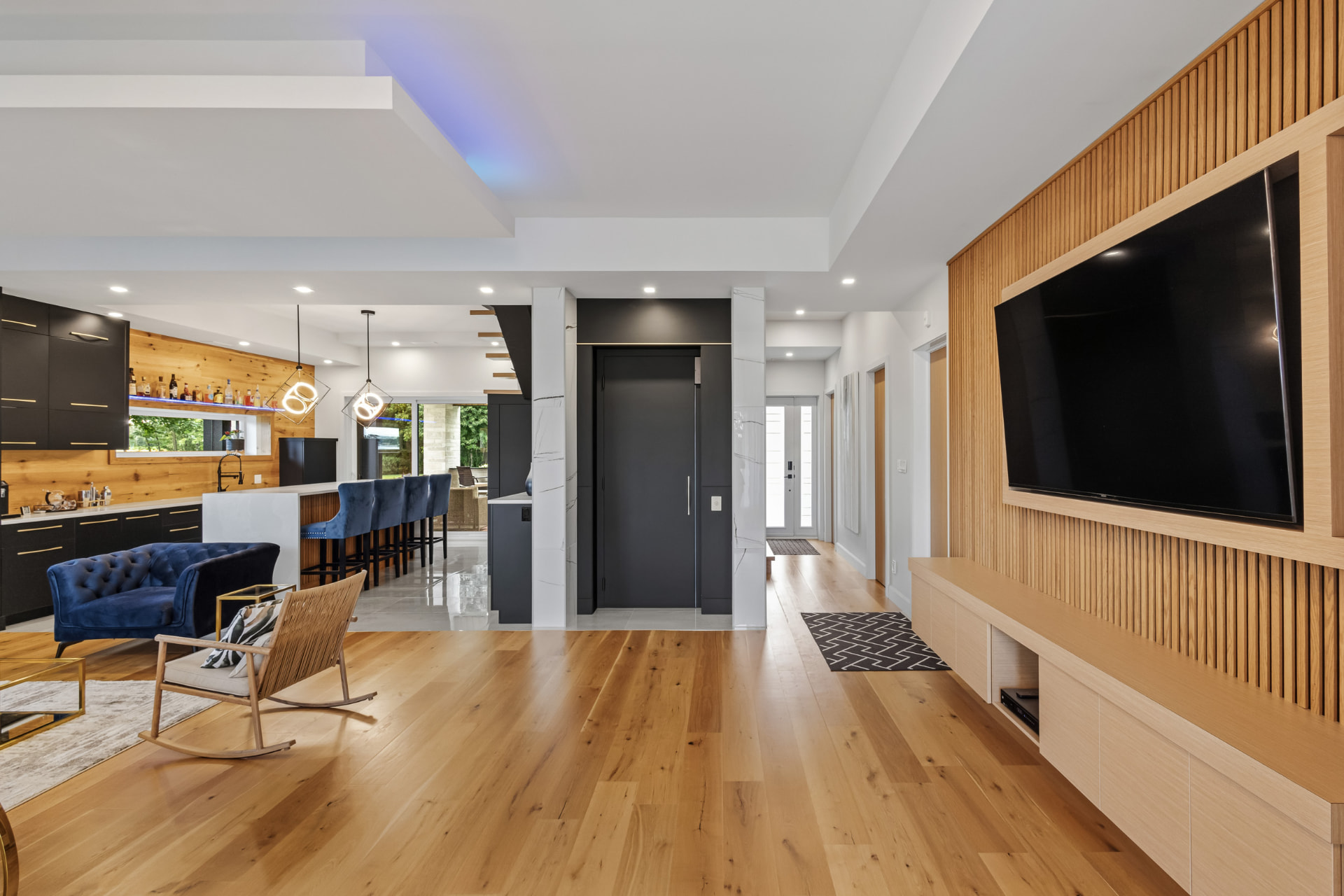 Ascenseur privé desservant les 2 niveaux de la Villa Océane, hall ouvert sur le salon et la cuisine