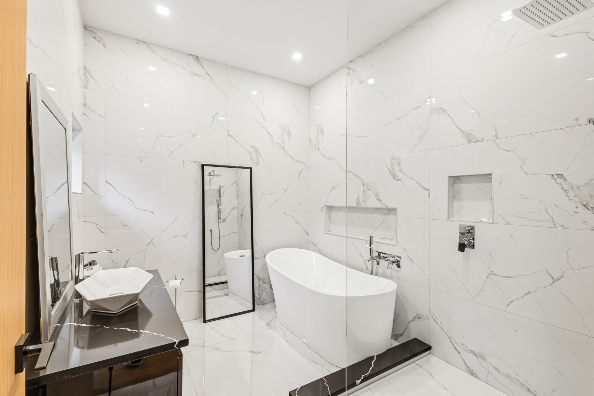 Salle de bain en marbre avec bain autoportant