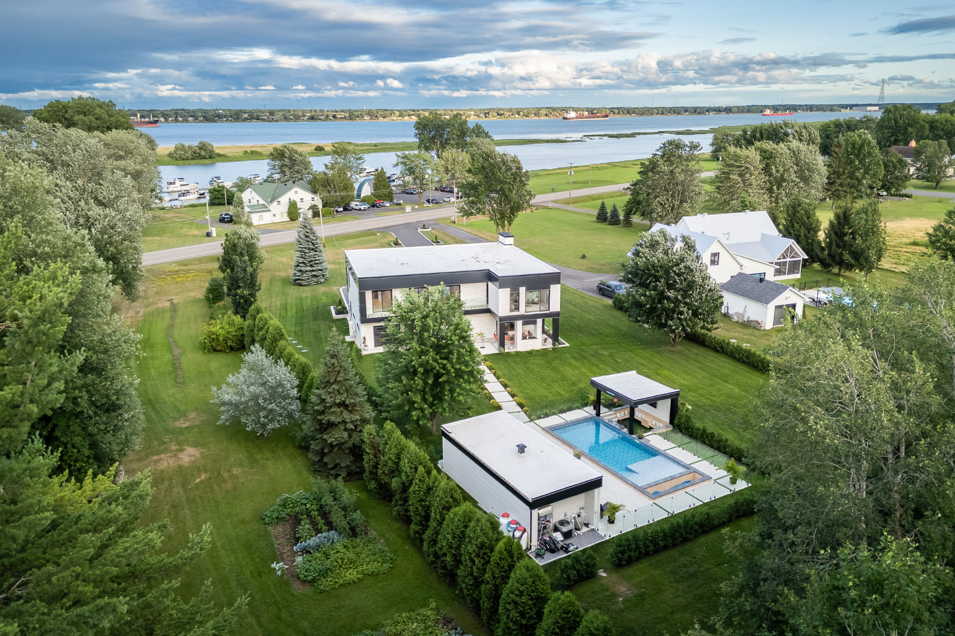 Villa Océane, résidence de luxe contemporaine face à une marina, à deux pas du fleuve Saint-Laurent