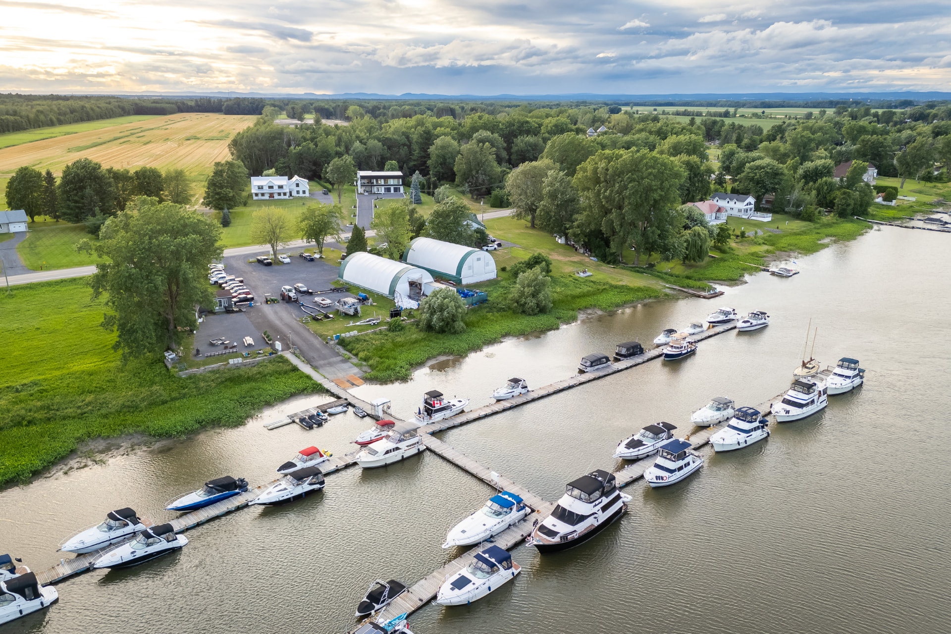 Villa Océane, résidence de luxe contemporaine face à une marina, à deux pas du fleuve Saint-Laurent