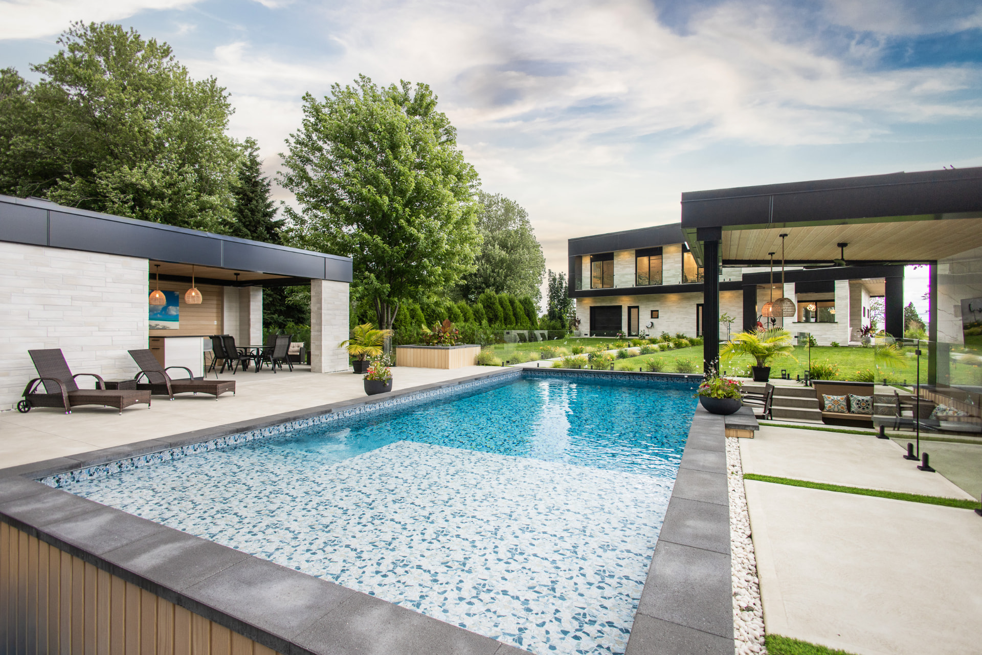 Piscine creusée, pool house et cuisine extérieure