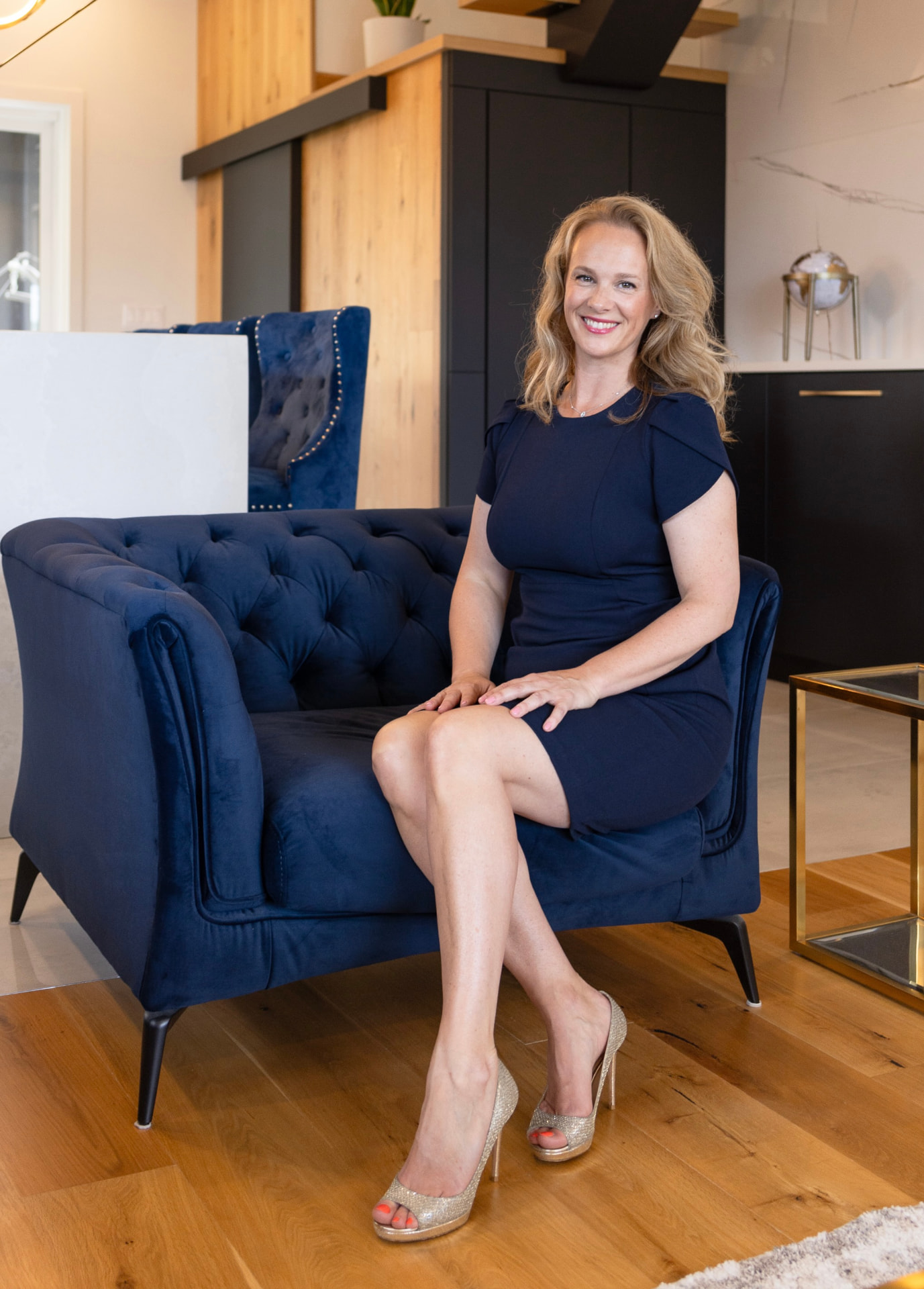 Judith Ritchie, courtier immobilier résidentiel, dans un salon contemporain de luxe