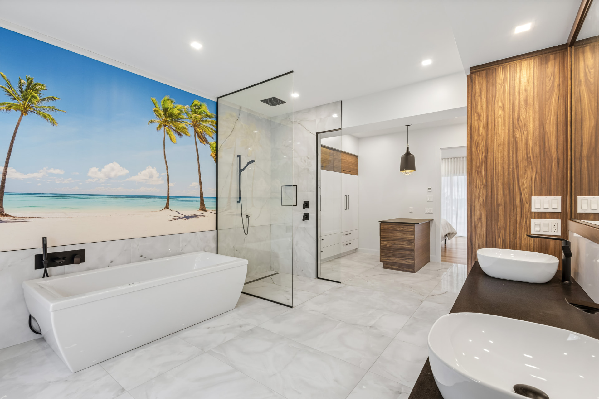 Salle de bain spa de la Villa Océane avec bain autoportant et douche à l’italienne