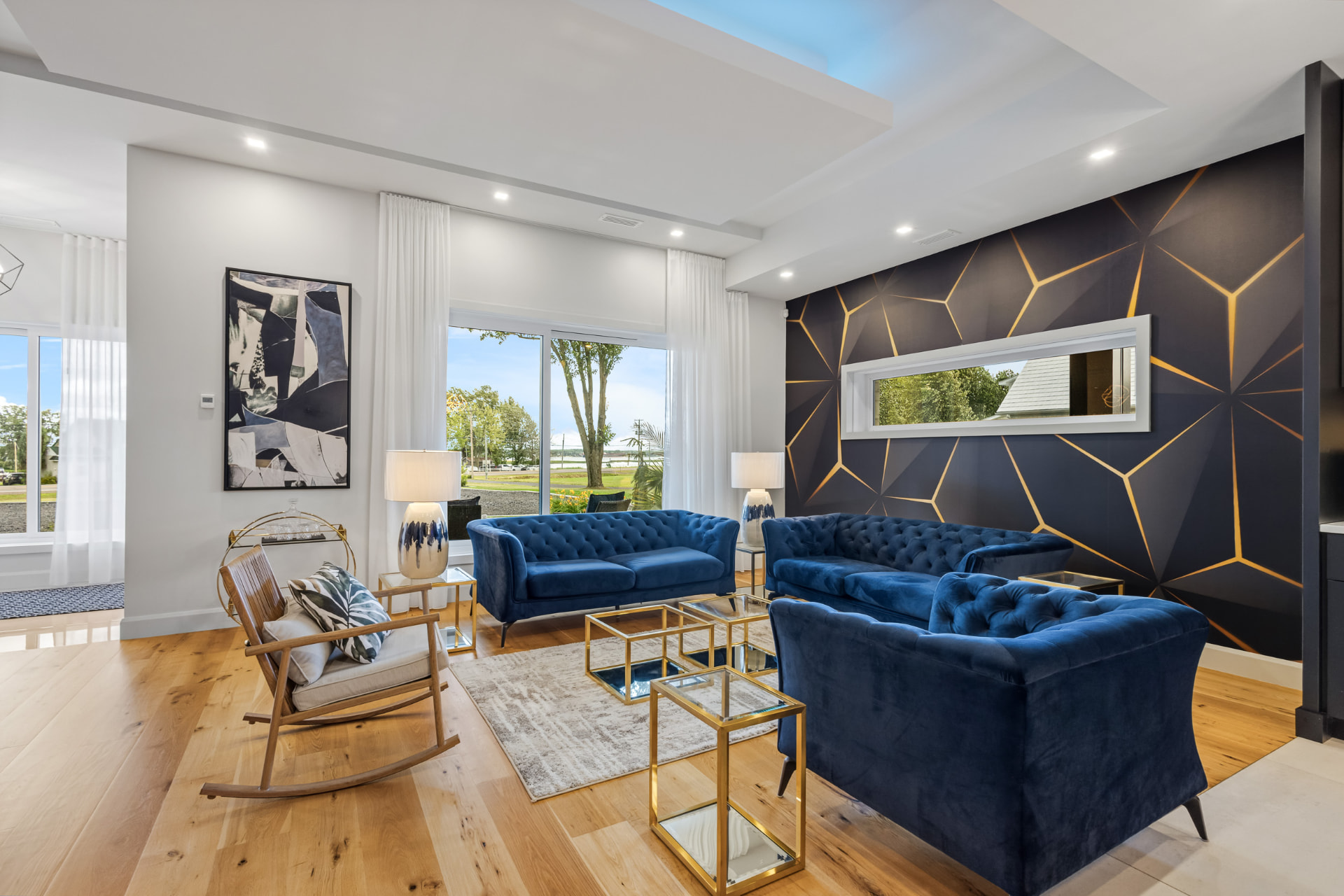 Second salon de la Villa Océane, mobilier velours bleu