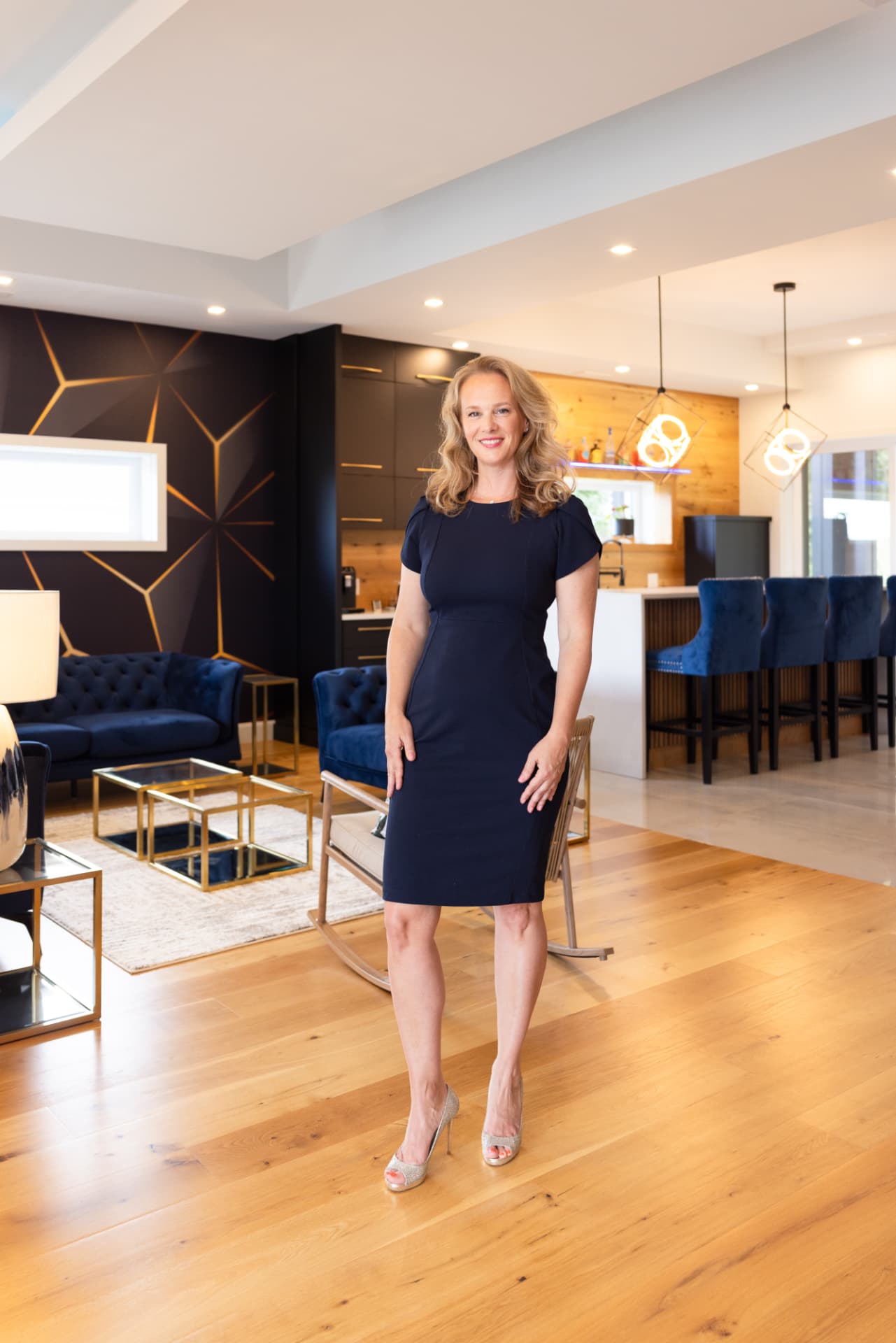 Judith Ritchie, courtier immobilier résidentiel, dans un salon contemporain de luxe