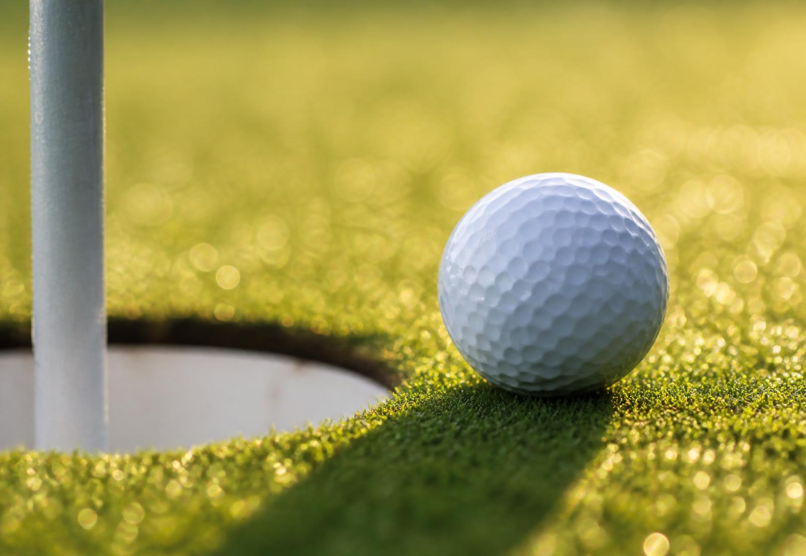 Gros plan sur un vert de golf, balle près du trou — Golf de Berthier en transformation
